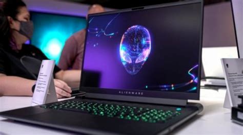 Alienware, CES’in önünde 18 inç ekranlı oyun dizüstü bilgisayarıyla dalga geçiyor